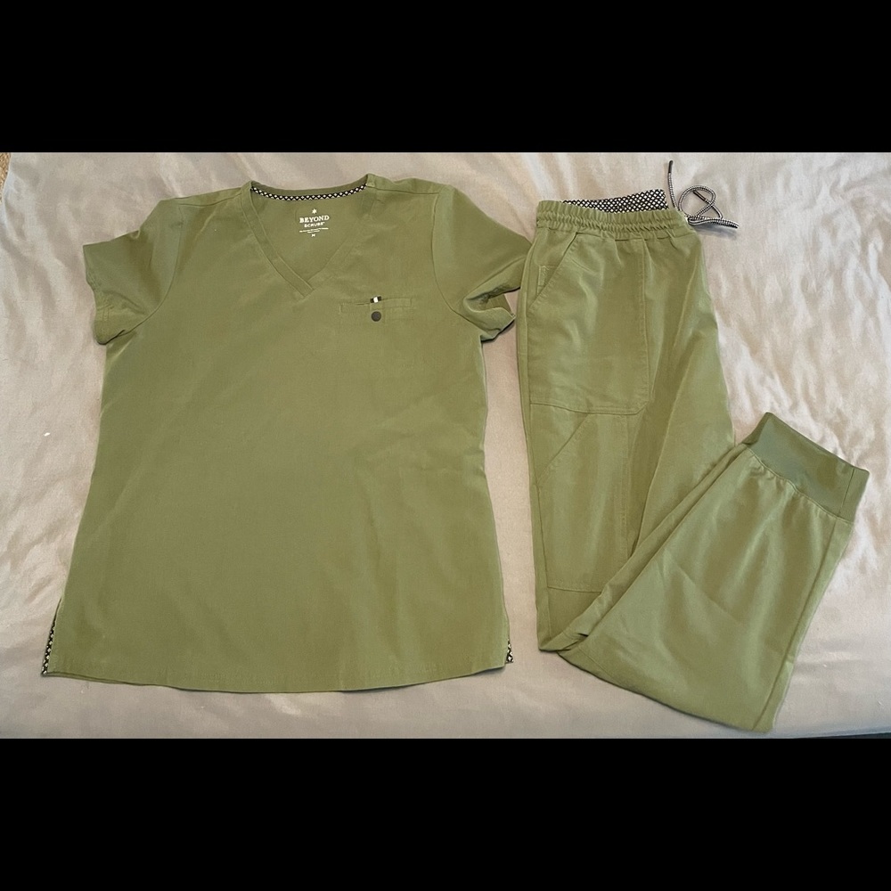 Charm Tuck In Top and Joy 6 Pocket Jogger Pants Women’s Scrubs in Olive